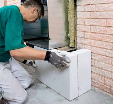 Montere peisinnsats: Multiplatene limes sammen med tynnfugelim Montere peisinnsats: Multiplatene limes sammen med tynnfugelim